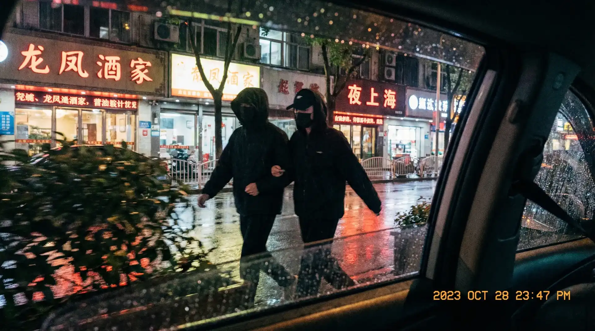 迪拜皇宫娱乐 - 顶流明星深夜密会现场抓拍照片